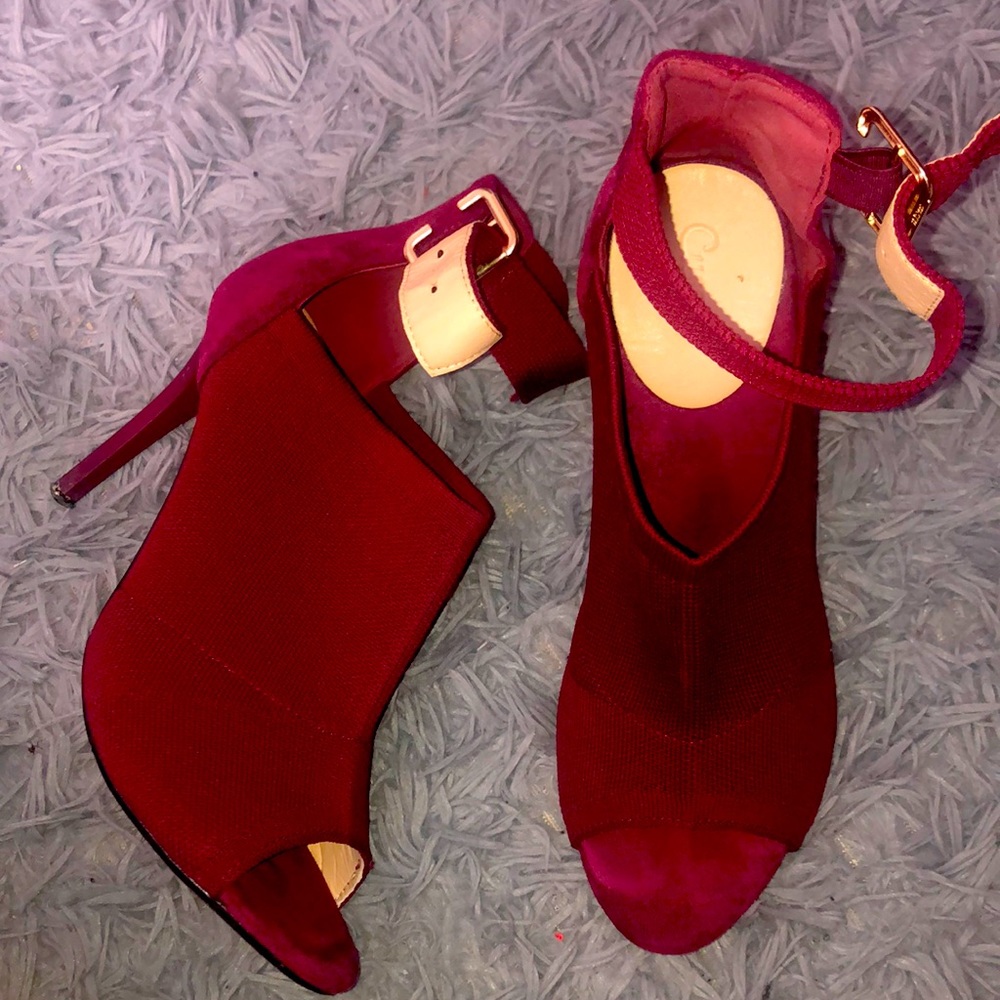 Size 7.5 Burgundy Heels W Gold Accent
